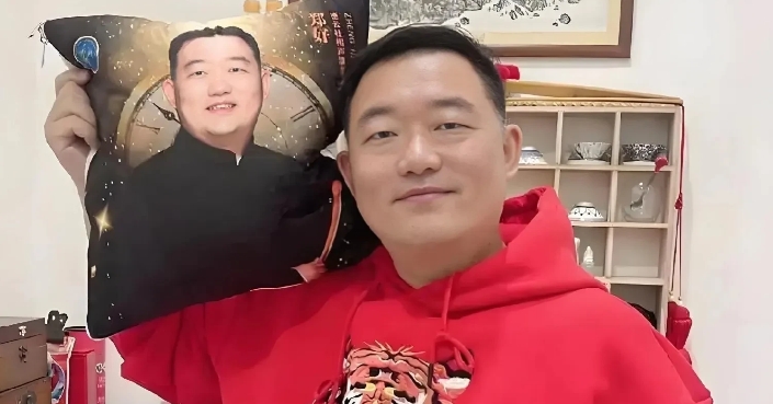 简单一句话念得吭哧瘪肚，郑好中文系证书是侯震给画的吗？
昨日，就德云社代言人郑好