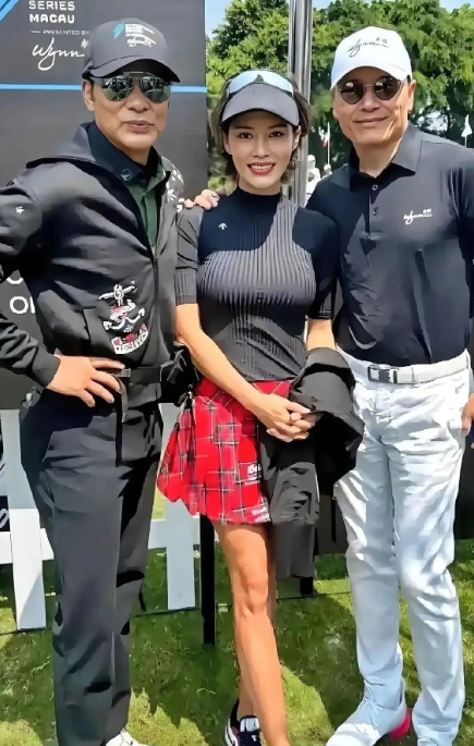 即使戴着墨镜，也是抵挡不住苗侨伟的帅，都是60多岁的男人了，看起来身材还那么好，