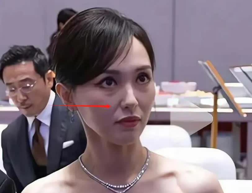 最近网上炸锅了，唐嫣一张没修过的照片被扒出来，法令纹特别明显，和平时剧里又白又嫩