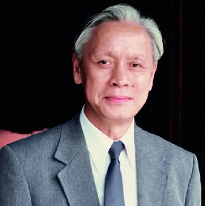 1959年，他瞒着妻子，偷偷把一管不明液体，灌进不满一岁的儿子嘴里，看着儿子对他