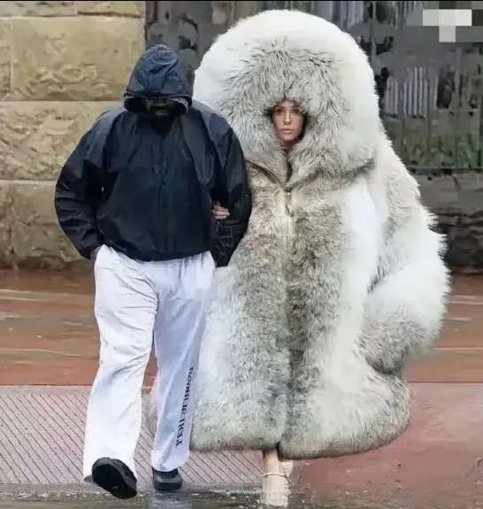 侃爷和老婆又出门了，这衣服太吸眼球了。