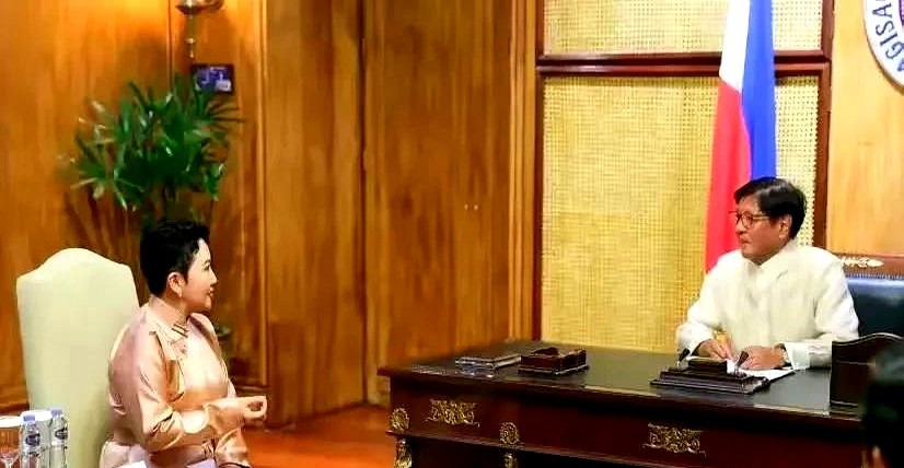 小马科斯会见蒙外长座位有讲究











---









