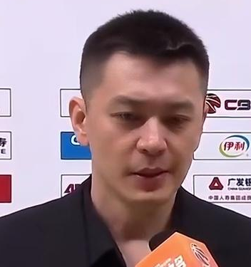 辽宁男篮主教练杨鸣谈球队惨败广厦，他表示：广厦是卫冕冠军，整体的成熟、默契，能力