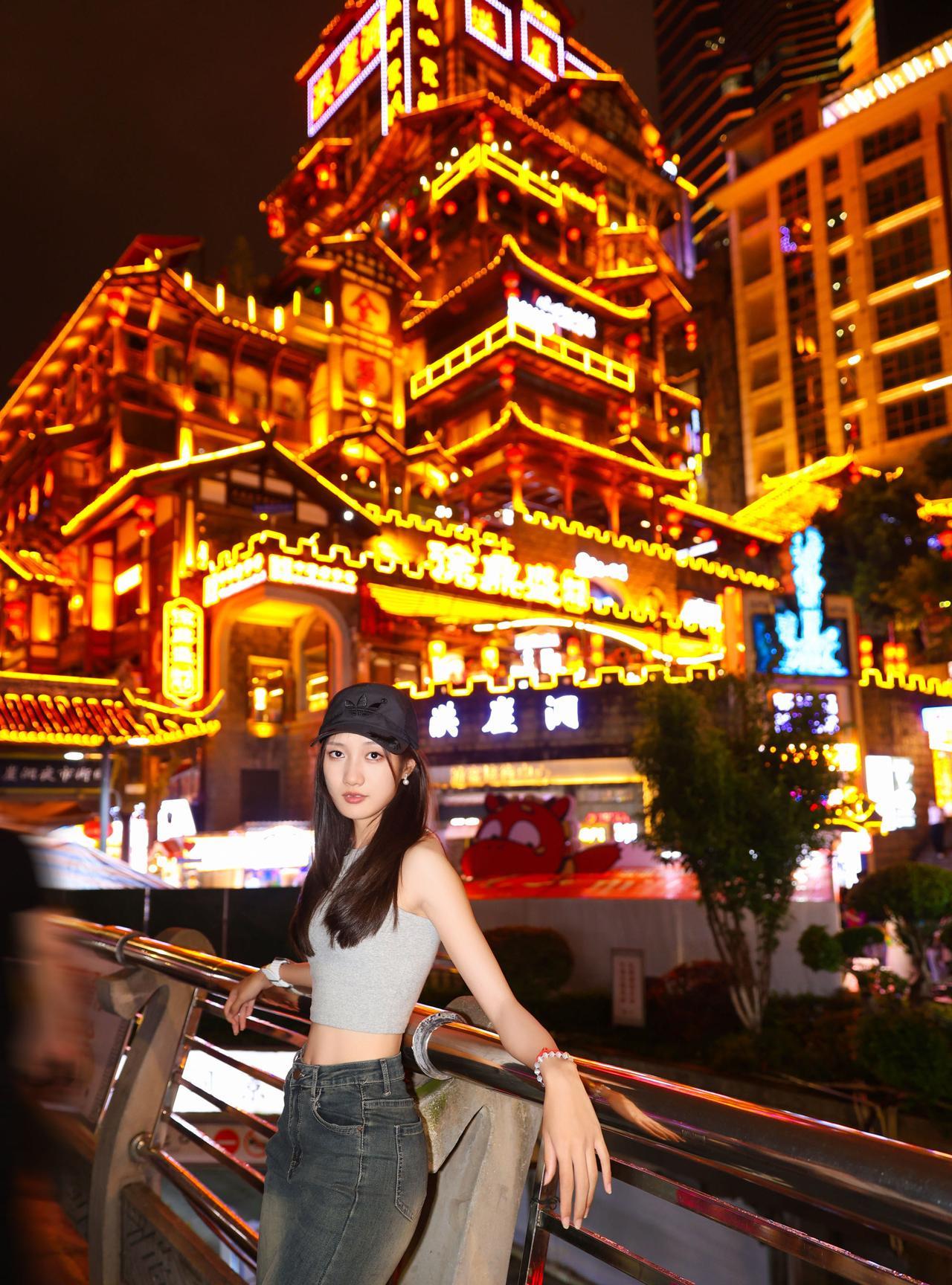 中国女子200米短跑选手李玉婷的生活照是这样的，
令人印象深刻。
特别是大长腿！