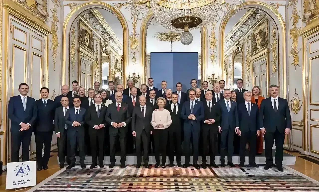 这下轮到俄罗斯头疼了！据英国天空卫视报道，伦敦峰会结束后，英国牵头，首相斯塔默宣