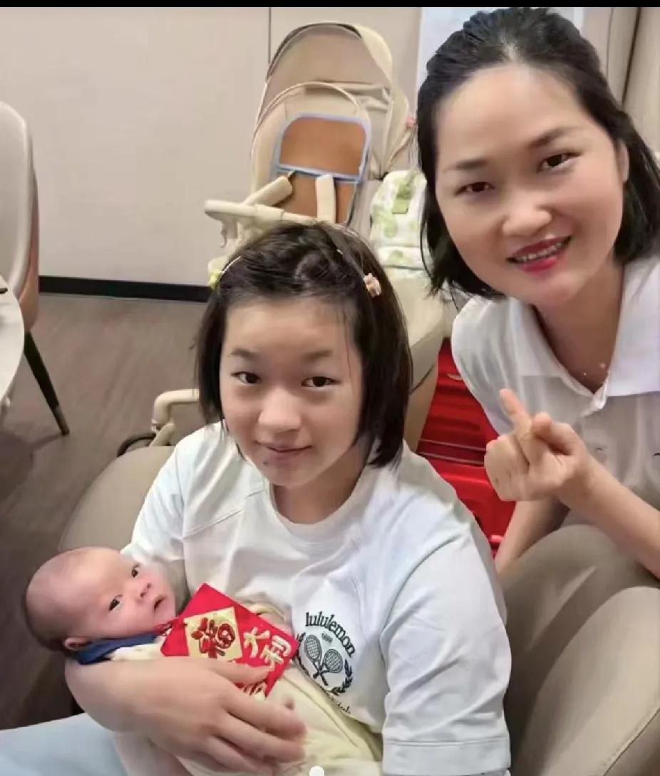 这位月子宝宝太幸福了
竟然被国宝姐姐婵宝抱在怀里，被婵宝抱过的孩子，必定是福气满