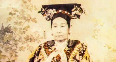 1880年，慈禧太后饱受痔疮之苦，御医们束手无策。  李莲英无奈之下，求助于一位