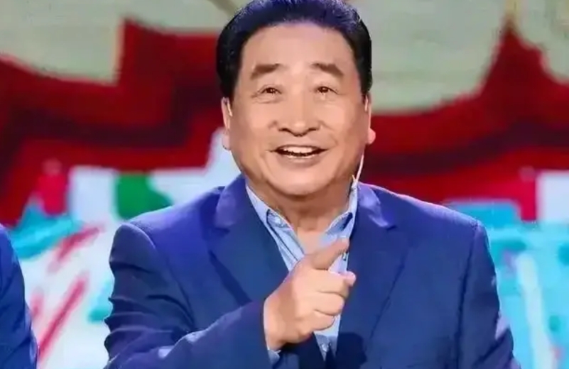 近十年来，相声圈被骂的最惨的演员是谁？
第一，姜昆，
第二，曹云金，
第三，侯耀