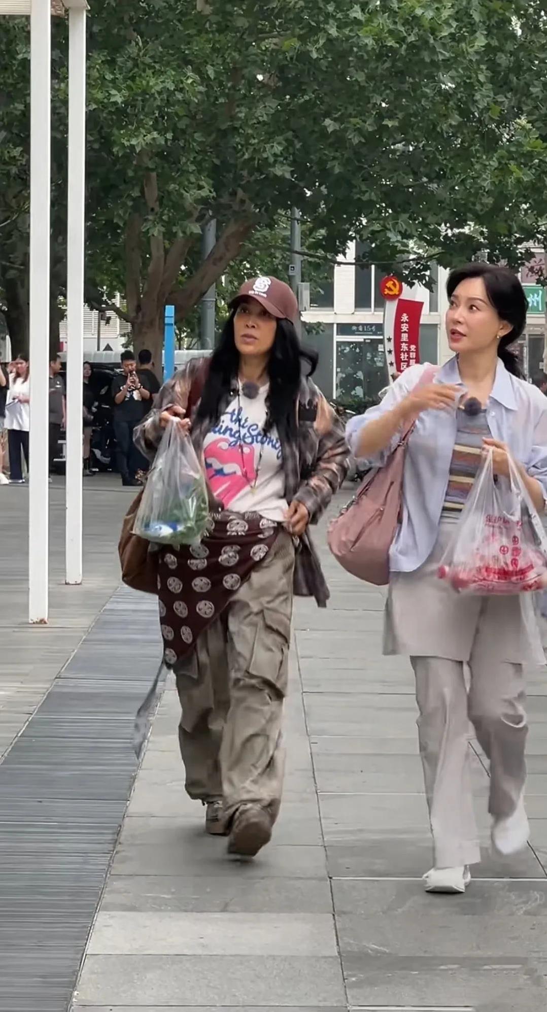 瞧，一个明星的衣品有多重要！
街头遇见那英和陈数录综艺，陈数皮肤白皙，优雅的气质
