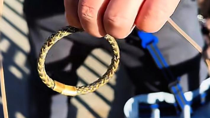 辽宁男子钓鱼发现“金手镯”，狂喜以为能值几万，钓上来一看：心态崩了