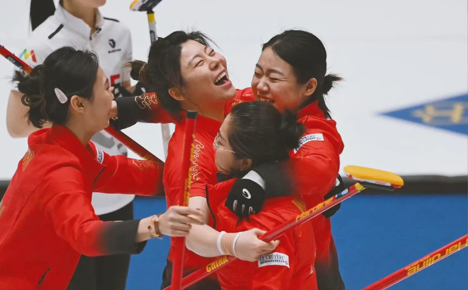 中国女子冰壶队喜极而泣！队员们泣不成声，四位姑娘紧紧相拥，哭作一团。

这枚