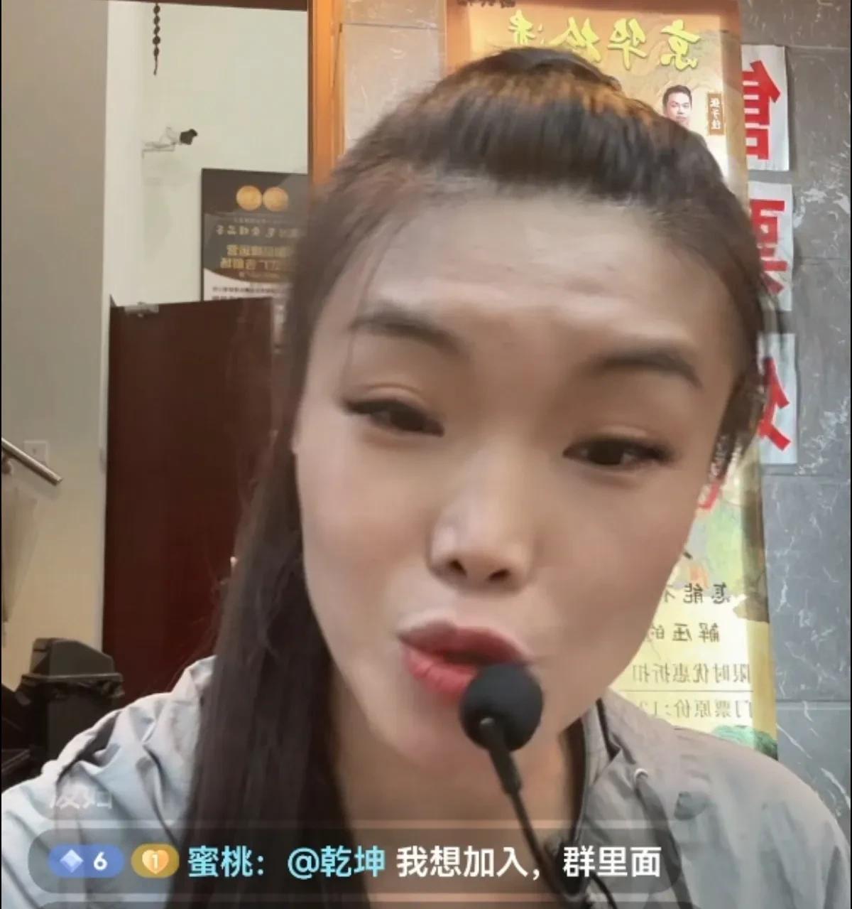 最近这几天，张伯鑫的高兴社，在王府井剧场的售票员，突然是火力全开，持续砸缸。
今