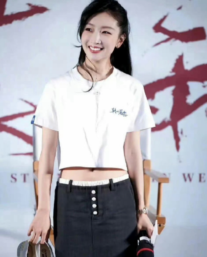 周冬雨这应该是长开了，越来越漂亮了！ ​​​