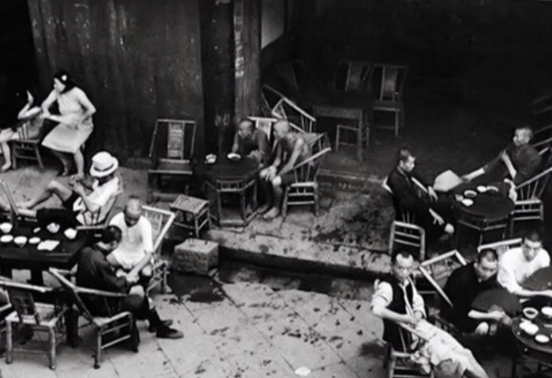 1940年，地下党康乃尔在茶馆玩牌。正兴起时，突然有人拍他的肩膀。来者说，你起开
