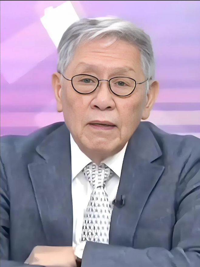 你敢信吗？台湾那个早年亲美的帅化民老先生突然“反水”了！他直着嗓子喊：“说我两边