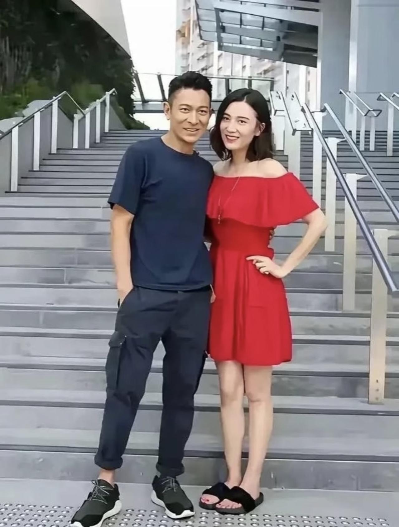 刘德华与宋佳的旧照，刘德华好帅，宋佳身穿红裙子，好漂亮啊。
2017年，两人的合