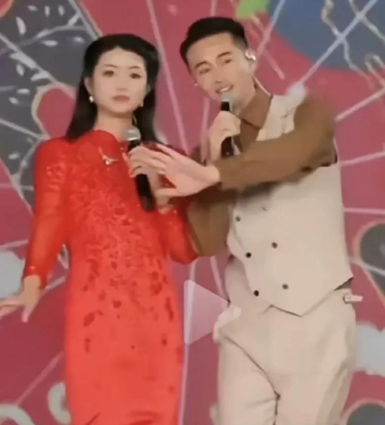 罗姣可乘机脱身了
机会来了，有网友建议：趁徐子崴去香港充电学习的机会，罗姣可乘机