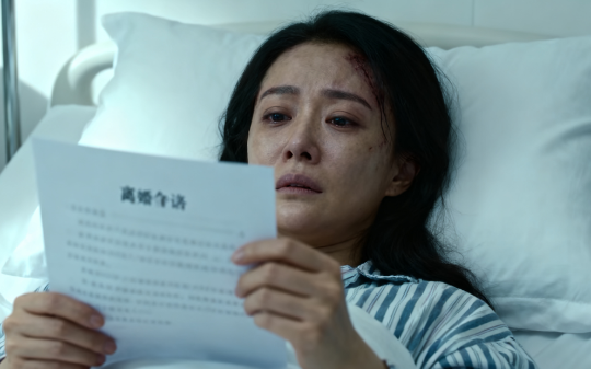 我难产拼命生下2个孩子，醒来时丈夫却笑着递上离婚协议：我从未爱过你！我没犹豫，直接签了字，他却后悔了