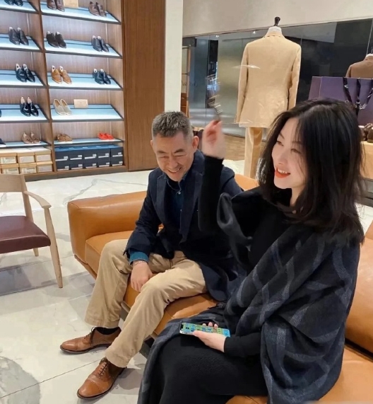 第一次见朱珠的爸爸。不得不说，老爷子长得挺帅气的，很有男人味。 ​​​
