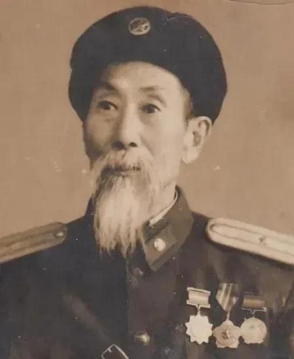 1955年大授衔，77岁老人不愿意刮掉自己的大白胡子，相关人员没了办法只好向上级