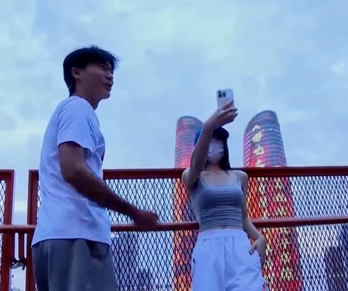 胡荷韬女友央视首秀！两人公开亮相，甜蜜同框。



这是这对小情侣首次在公众视野