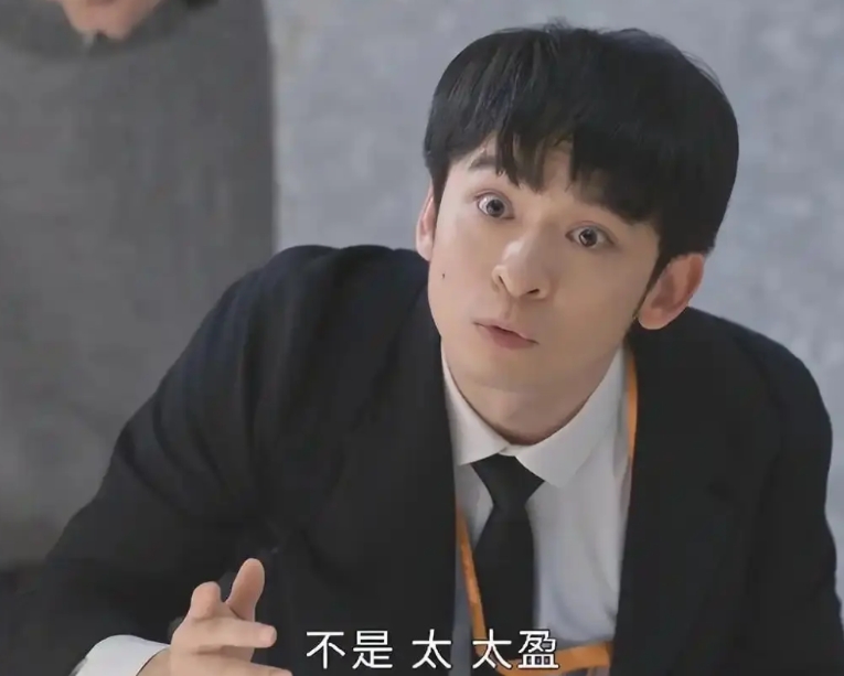建议董子健还是退圈吧！

如果没有他妈他连演艺圈的门框都摸不到。

没颜值，没身