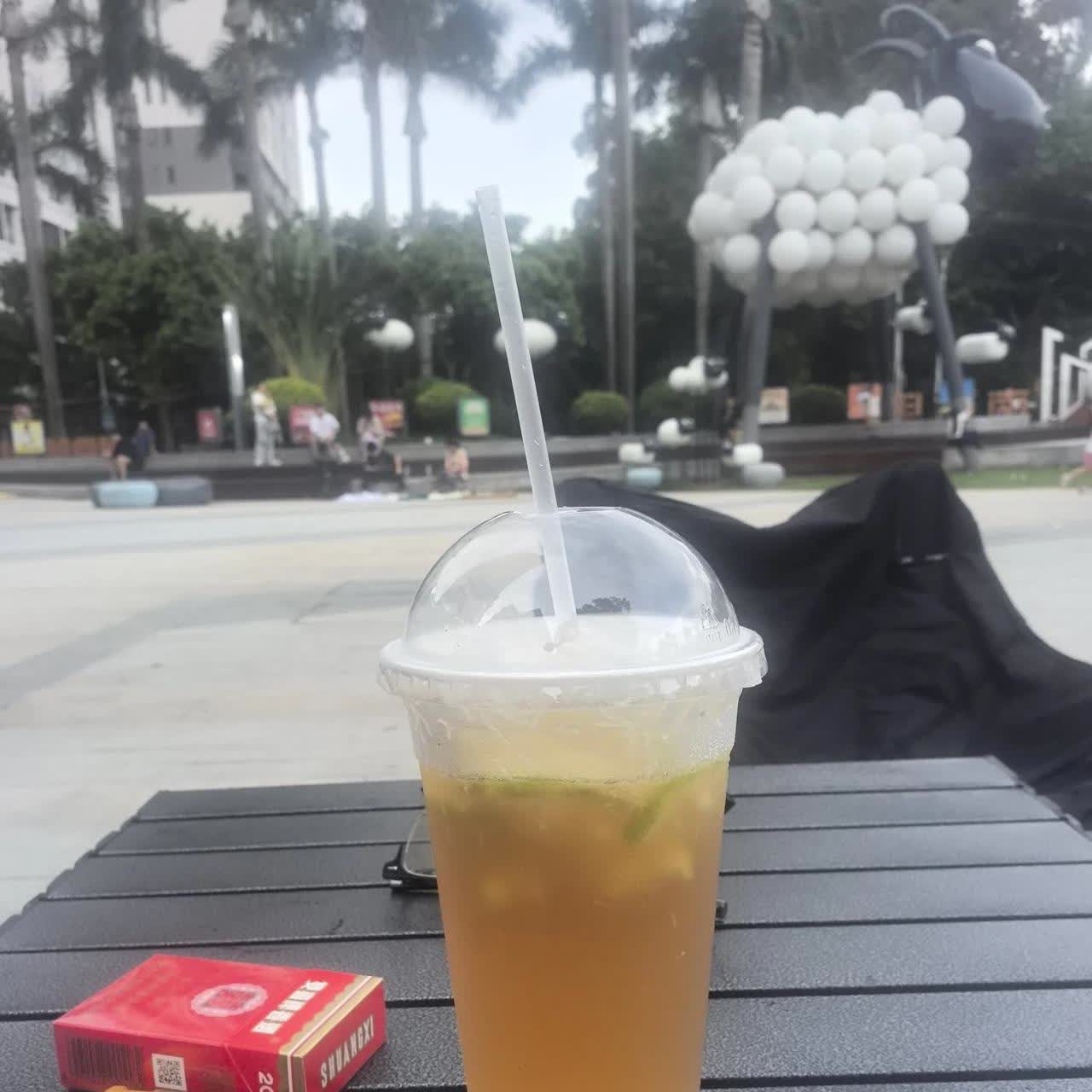 失业之后，傍晚是我唯一走出家门透气的时候。不是想喝什么，就是想坐坐。不买东西坐着