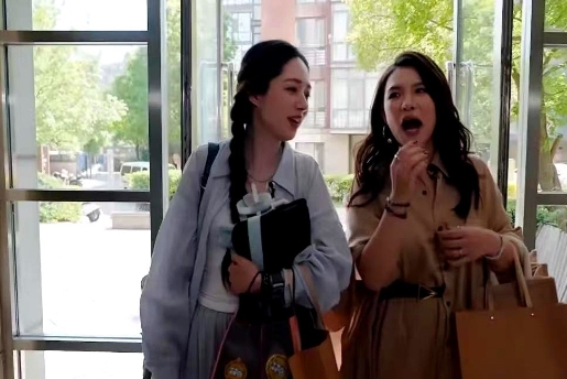 到郭碧婷那个采访片段真给我整笑了！
谢依霖问她是不是经济自由了，结果人家张口就来