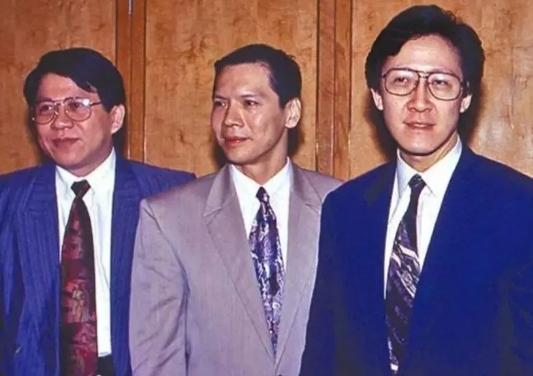 那年，向华强、向华胜两兄弟带上厚礼拜访何鸿燊，一番寒暄之后，向华胜说：“何叔叔，