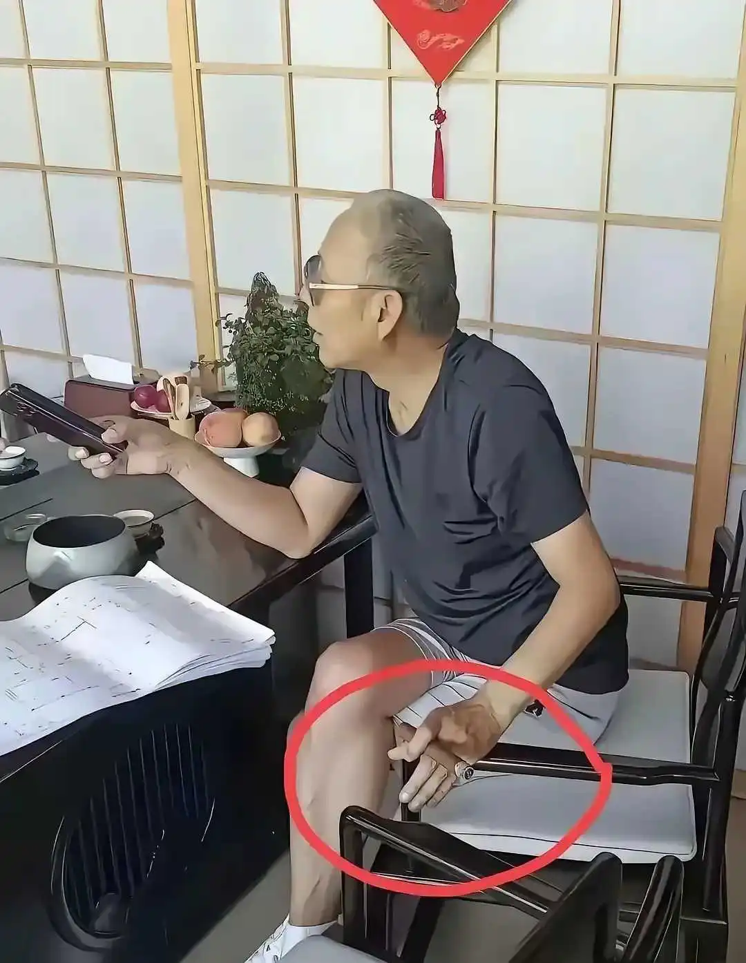 陈道明手里这玩意挺贵吧？
