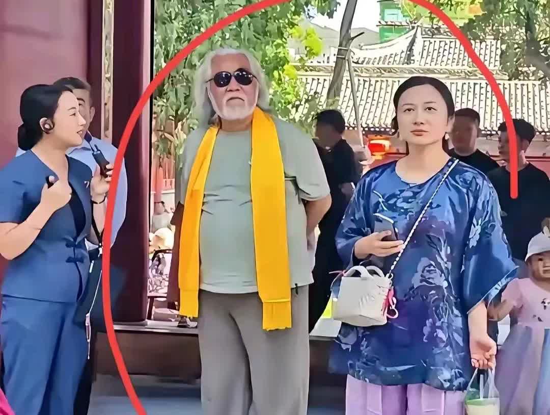 张纪中，他老婆才多大呀！怎么这么臃肿邋遢？这打扮简直绝了，反倒张纪中越活越年轻，