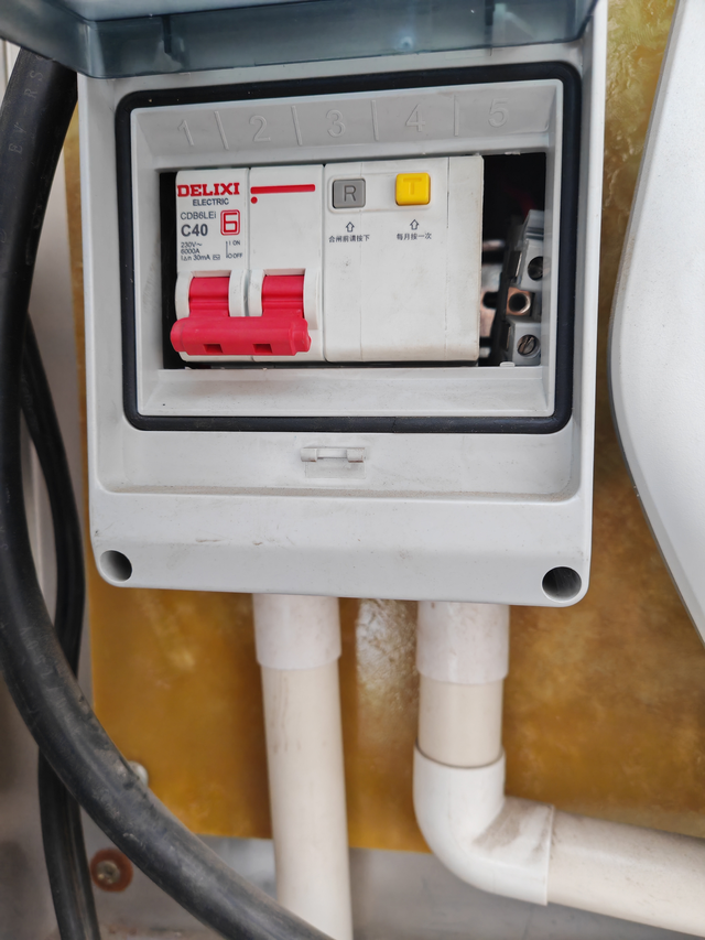 比亚迪7千瓦充电桩
充一会就会自动跳闸是怎么回事