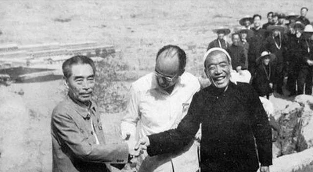 1973年，周总理第三次来到大寨视察，与陈永贵紧紧的握手，亲切交谈，笑容满面，举