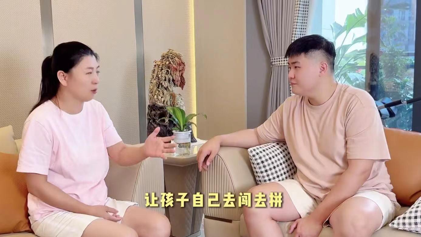 闫学晶直播言论引发争议，戳到很多人的痛处，找错倾诉对象