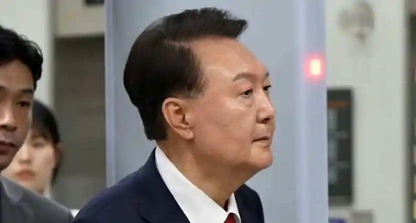 尹锡悦的健康牌！
17日，他第二次以健康为由缺席庭审，律师称他连站立都困难。
糖