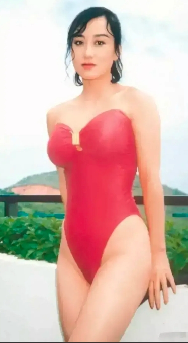 利智在泳池游泳完后，这身泳衣很是抢眼