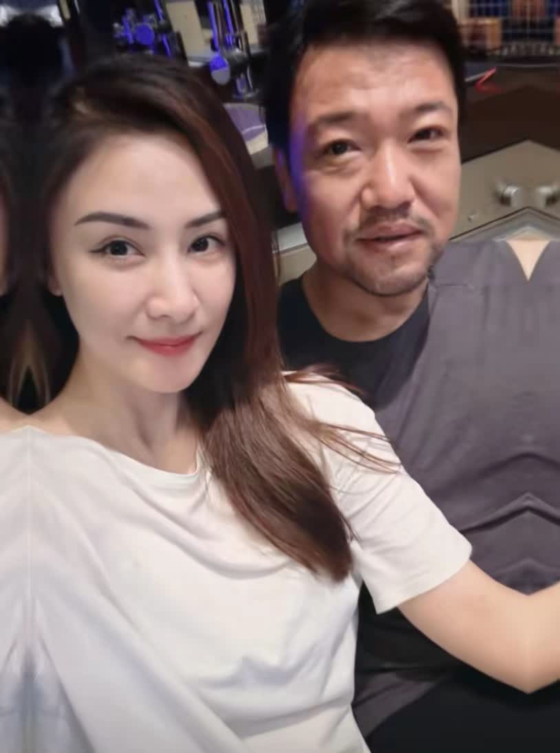 贾冰的近照惊得我手机差点摔了！5月31号他老婆发端午视频，配文“我家多了个瘦子”