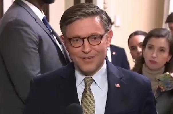美国政坛，自世界首富马斯克组建新党美国党反对特朗普以来，特朗普今天又遭共和党众议
