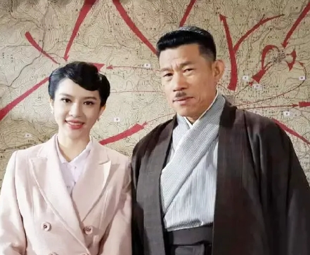 2003年，《亮剑》拍摄现场，导演陈健拿着大喇叭喊：“谁会日语，给你个大佐当！”