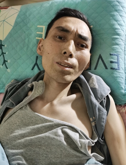 “张哥今天突然就走了。”电话那头的王哥在嘈杂的声音中抽泣，“被医院给宣判了死刑，