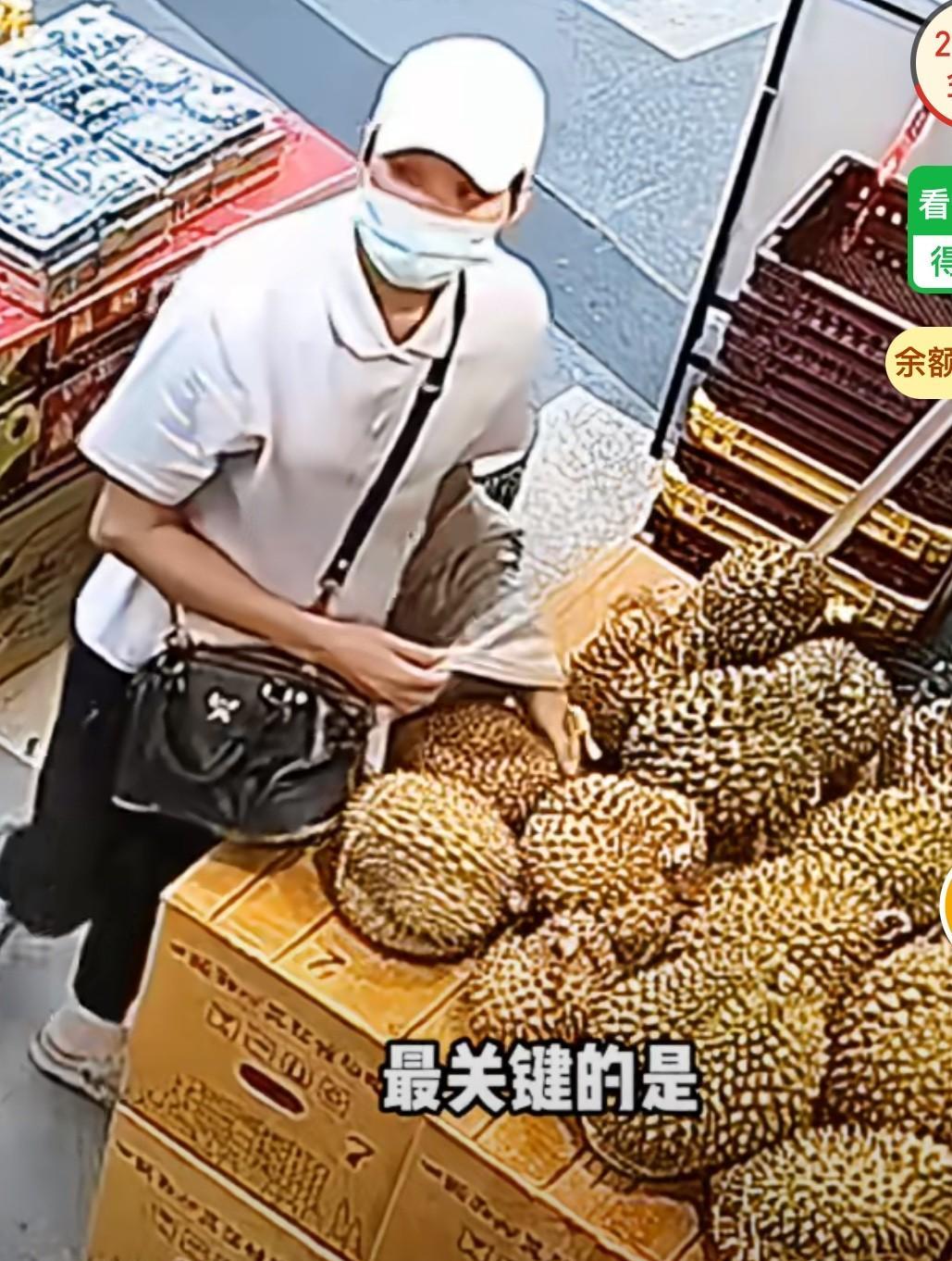 光天化日之下，女子超市偷榴莲，动作娴熟！



事情发生在一家小型超市，一名中年