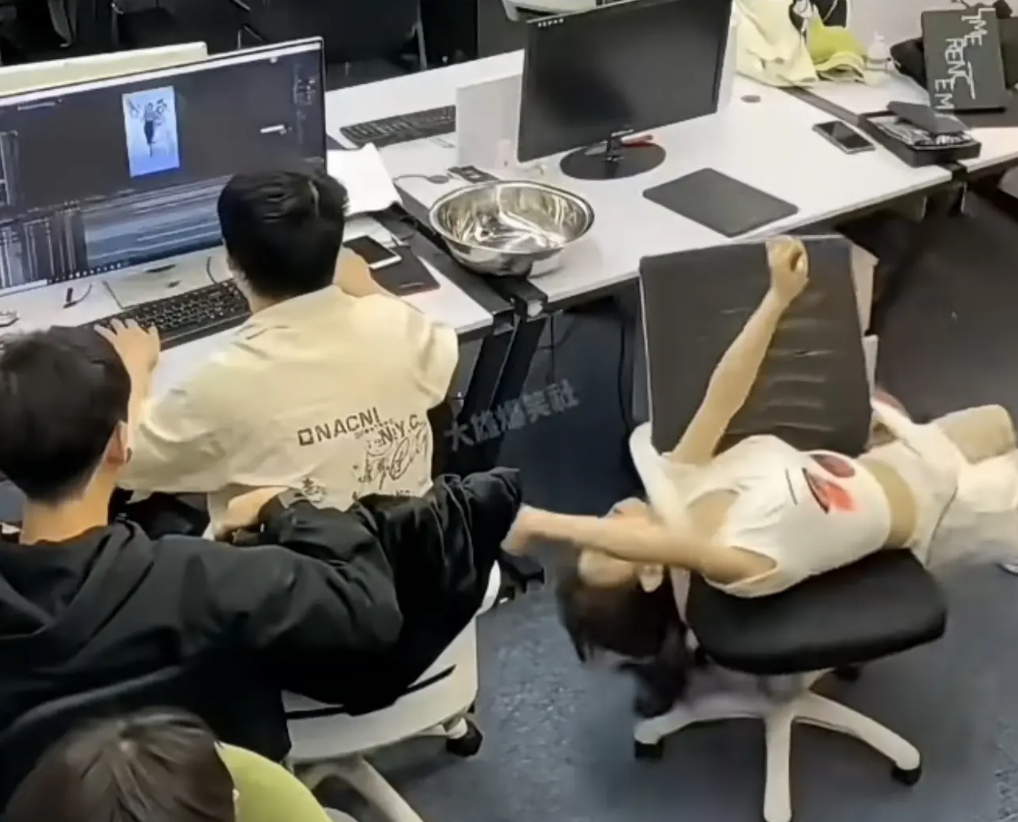 盆都拍瘪了，劲不小啊。。。