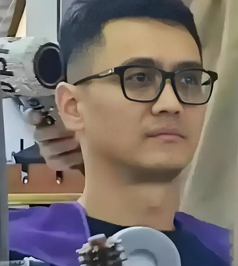 宋喆后悔得，半夜起来拍胸口，王宝强《棋士》热播，他连镜片裂了都没钱换。离开他，王