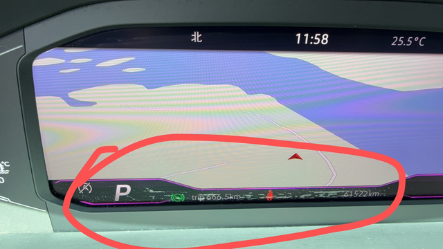 仪表盘问题
有人知道这个是什么情况没有呀，可以像厂家索赔吗？