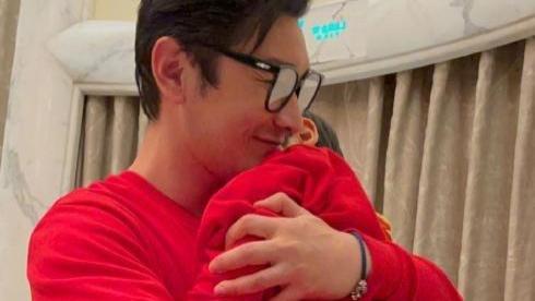 黄晓明罕见晒父子合影