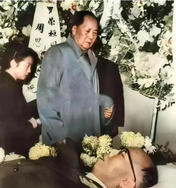 1963年，罗荣桓躺在病床上，脸色蜡黄，病危通知书摆在桌上，毛泽东在中南海听到消