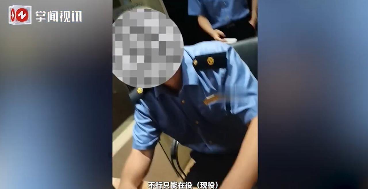 湖北襄阳，一男子看到火车站的军人候车区空荡荡地，就想着过去坐下休息会儿，谁知竟被