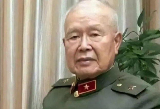 1951年，美军俘虏了一个17岁的志愿军战士，美军用电话线把他捆住，连夜拉去领赏