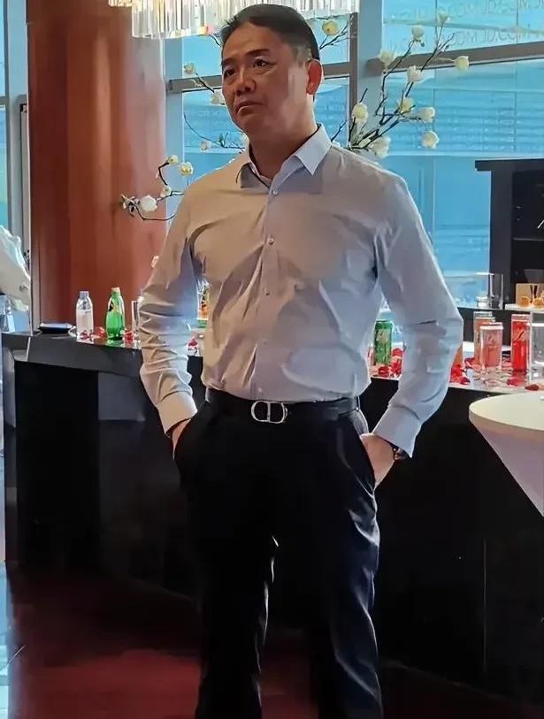 老公看了看他的肚子，叹了一口气说，等我成富豪了，我也特别注重公众形象。
我真的笑