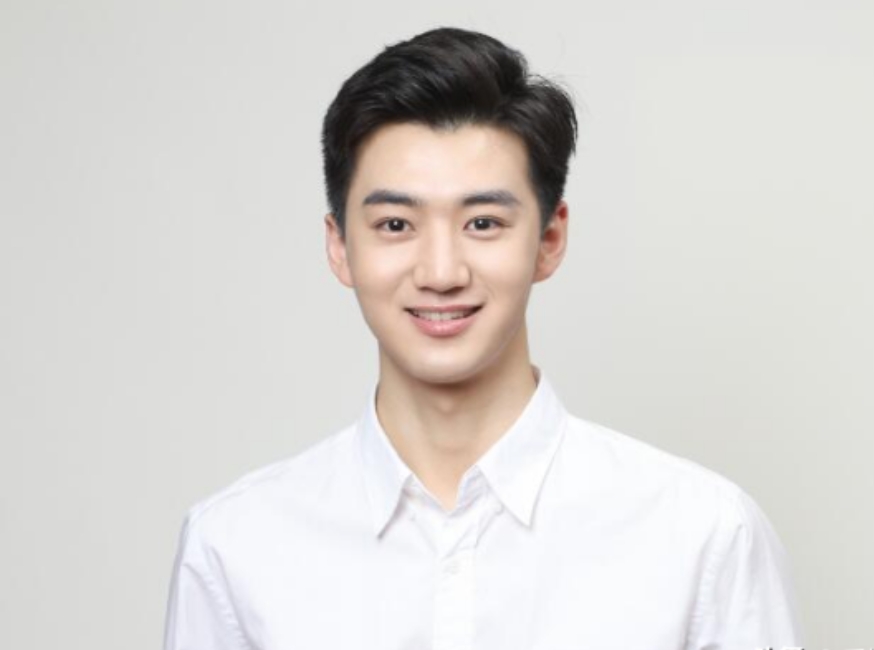 央视00后主播终于上桌了，刚看到郑新宇的颜值，才知道什么是真正的国家严选，原来帅